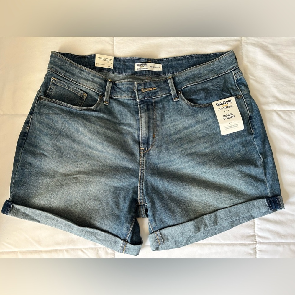 NWT Women’s size 12 Signature Gold by Levi Strauss shorts
